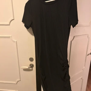 Svart figurnära klänning🖤 - Svart klänning från shein, skönt material som formar kroppen bra, snören nertill som även kan dras in och dra in klänningen. Aldrig använd. Strl L men passar M också🖤
