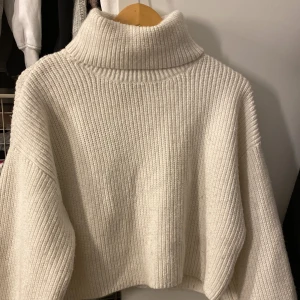 Stickad tröja - Säljer en stickad tröja från Monki i storlek S, lite nopprig men i ett väldigt fint skick💕