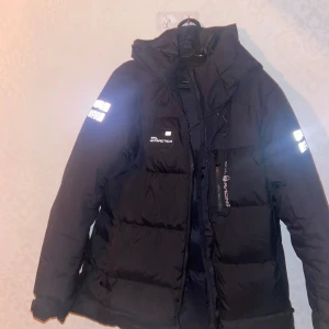 Sail Racing jacka Väldigt varm - Väldigt fin jacka och varm! Stilren med svarta detaljer och reflex skiftande mot ljus märken. 