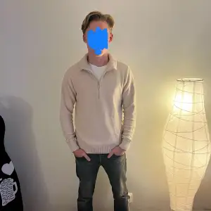 Hej! Säljer denna beiga halfzip från selected homme. Den är i storlek M knappast använd med bra passform. Modellen är 183cm och väger 70kg. Pris kan diskuteras! Hör av er vid frågor och funderingar!