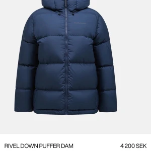 Peak performance vinter jacka  - Peak performance vinter jacka i strl S men passar M jättebra, jackan är inte ens 1 år gammal, nyskick, super fin och otroligt varm. Säljer för att jag inte använder den längre och könns tråkigt att bara slänga den. Pris kan diskuteras 