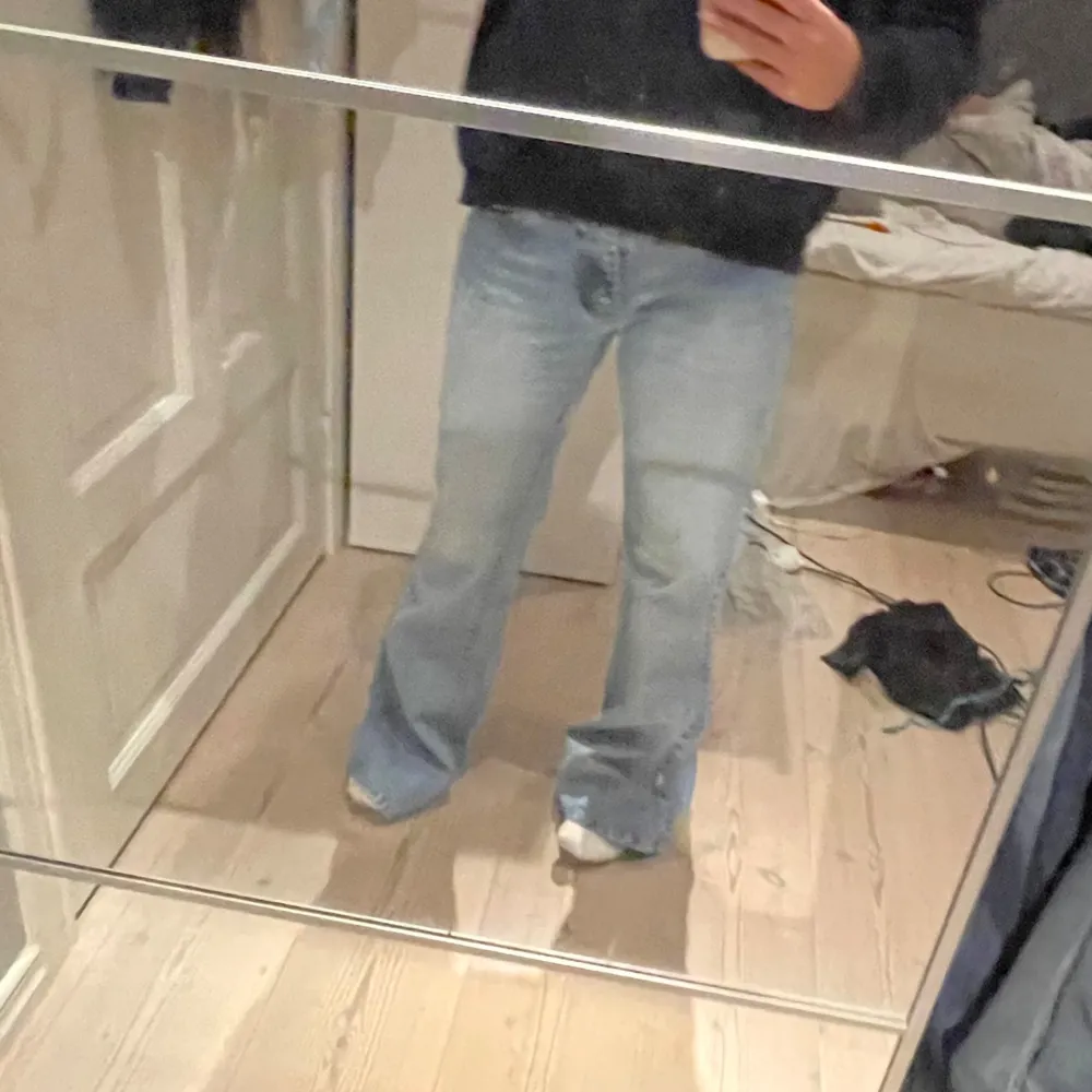 Skit snygga ljusblå lågmidjade jeans som tyvärr e förstora för mig😓❤️ märket heter ”juicy jeans. Jeans & Byxor.