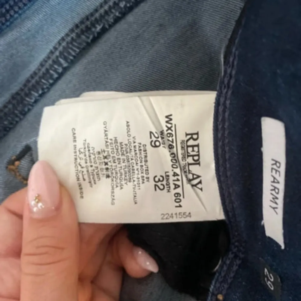 Så fina replay bootcut replay jeans i en mörkblå färg som tyvärr inte kommer till användning. Storlek 29/34 jag har vanligtvis 26/34 och de sitter perfekt på mig!. Jeans & Byxor.