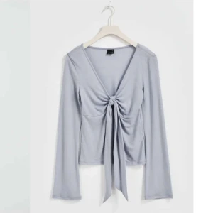 Design by si liknande tröja - nästan samma som den från design by si, mycket bra skick bara använd Max 4 gånger. Hör av er för mer bilder! (ny pris 300) slutsåld. Kom gärna med prisförslag vill bara bli av med!