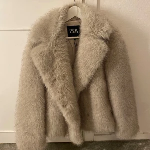 Trendig pälsjacka ZARA - Säljer denna jätte snygga och trendiga jacka i fuskpäls från ZARA! HELT slutsåld på hemsidan! ENDAST testad, helt nytt skick, prislapp kvar! 
