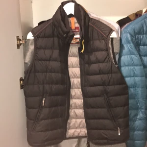 Parajumper Väst - Tjena! Säljer en parajumper väst i ganska bra skick men några lagade hål, Inget man kan se om man inte letar efter det, Lite sliten dragkedja men inge mer fel på den. hör av dig med frågor!