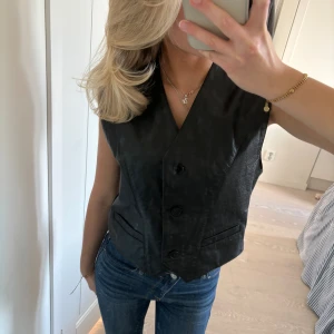 Väst  - Sjukt snygg väsk i äkta skinn som även får att ha som topp🥰