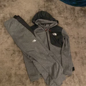 The North Face Tracksuit - 10/10 köpt för 1400; .  Tracksuit jätte skön och passar jättebra, max använt 4 ggr i vissa tillfällen har bytt klädstil därför till salu.☺️☺️