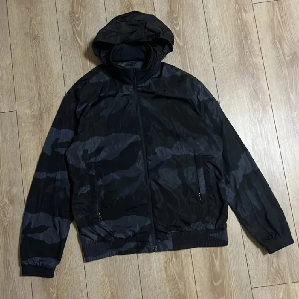 Säljer denna extremt snygga och väldigt sällsynta Moncler windbreakern. Tyvärr inget og men jackan är köpt på grailed och är legitcheckad där. Tveka inte på att höra av dig vid minsta fråga eller fundering😁. Jackor.