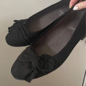 Svarta Ballerinaskor - Superfina ballerinaskor i strlk 39! Helt oanvända, säljer eftersom dom var för stora för mig.