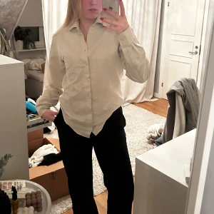 Skjorta Dahlin - Beige herrskjorta i S från Dahlin. Jag är i vanliga fall M och den sitter bekvämt. Lite speciellt material. Inte sammet men inte vanligt ”skjorttyg”. Mjuk och len. Snygg till blå eller svarta jeans/byxor🌻