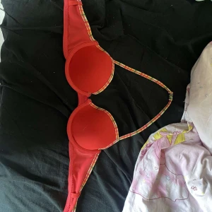 Bikini  - Säljer denna jätte fina bikinitopp då den har blivit för liten för mig. Säljer för 50 kr plus frakt🥰