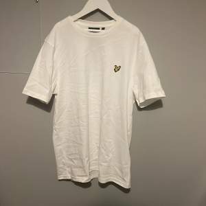 Storlek S  Vit lyle&scott T-shirt Oanvänd