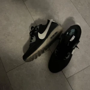 Skor Nike air max - Näst intill oanvända Nike air Max i storlek 44 passar även 43!