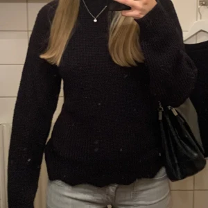 Svart stickad tröja  - Svart stickad tröja i mycket bra sick💛