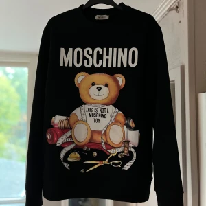 Moschino sweatshirt - Tjena! Säljer nu denhär nästan helt nya moschino sweatshirt!💯 den passar bäst om du har storlek small eller medium. Skick är 10/10. Säljer eftersom att den inte riktigt kommer till användning. Vid minsta fundering så är det bara att skriva💫