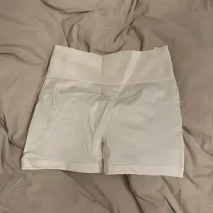 Vita träningsshorts med scrunch från bershka i nytt skick dessa är aldrig använda storlek m-l (dessa är riktigt små i strl passar någon som mig som är cirka S)