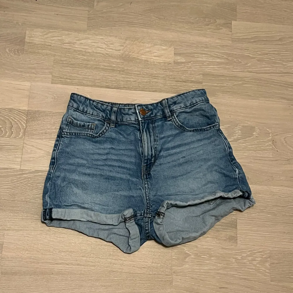 Jeansshorts från Lindex i storlek 164. Shortsen har jag använt några gånger men är fortfarande i väldigt bra skick. De är sköna och perfekta till våren/sommaren. De är lite högmidjade. Orginalpris:119. Shorts.