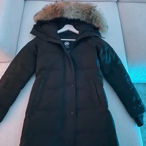 Canada goose jacka - Varm vinterjacka från canada goose. Köpt 2021. Använd två vintrar är i bra skick. Inga skador, går att ta av pälsen om man vill. Storlek XS passar en S  Använder inte jackan därav säljer jag den billigt ligger bara i garderoben. 