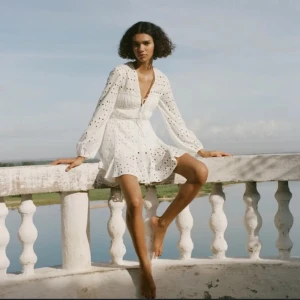 Zara klänning  - Jätte fin klänning från zara som passar perfekt till studenten och andra tillfällen!  Köpt från Plick och hade ett hål som lätt går att laga. Men är aldrig andvänd från mig bara testad!💋