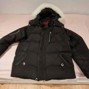 Mosse knuckel jacka till bra pris.  - Säljer nu mosse knuckels jackan för ett väldigt bra pris då jag ej anväder den. Storlek S/M. Jätte bra skick, ej rökt med den på. 