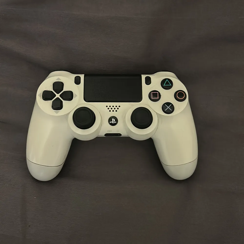 Här har jag ett Ps4 i Slim edition med två konsoler som är helt felfria. Den kommer även med flera olika spel såsom fortnite, 3 olika FIFA samt Call of duty.  . Övrigt.