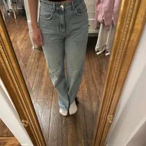 Jeans  - Blå jeans från Gina med slits, storlek 34, 50kr