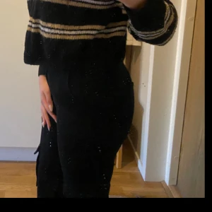Svarta cargopants - Säljer ett par svarta cargopants som är både snygga och praktiska. De har flera fickor och en bekväm passform. Perfekta för en casual look eller när du behöver extra förvaring. Passar till det mesta i garderoben! passar både s/m