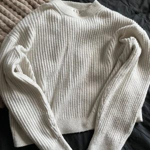 Vit stickad tröja  - Jättemysig men kommer inte till användning mer och därför säljer jag. ❤️❤️❤️ använde den under en vinter så den är som ny.