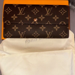 chic elegant plånbok  - Aldrig använd innan. Allt på bilden medföljer.