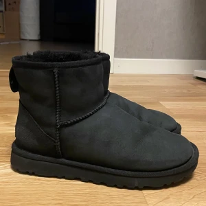 Svarta UGGs - Superfina uggs i super bra skick då de bara är använda en vinter och inte har någon vatten skada eller annan defekt💗bara att de är lite creasade där framme men inget som märks. Pris kan diskuteras💕