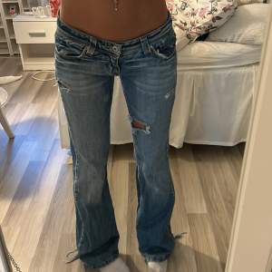 As snygga lågmidjade jeans med slitningar💕 säljer då det tyvärr är för stora för mig. Midjemåttet är 41cm rakt över, innerbenslängden är 86cm. Använd gärna köp nu!