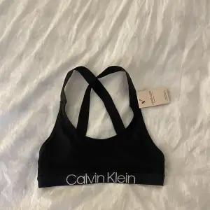 En halt oanvänd topp från calvin klein