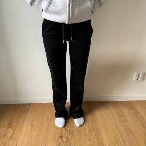 Juicy couture byxor - Fina byxor som inte är använda mycket😊köptes för ungefär 1100kr i butik (raglady)🤍