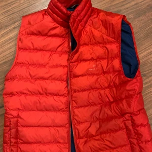 Röd gant väst  - Röd Gant väst Okej skick