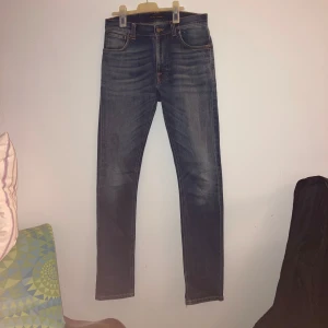 Nudie jeans - Supersnygga nudie jeans i nära nyskick för en liten slant! Slitningen ingår i själva looken. 