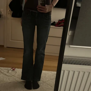 Lågmidjade jeans från 00s talet  - Gamla jeans från mamma från 00s talet, super snygga och super lågmidjade, från city of humanity 💓 Midjemåttet: 38 cm rakt över  Innerbenet: 78 cm 