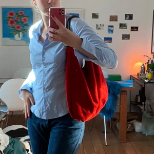 Röd mocka väska❤️‍🔥 - Säljer en fin rös hoboväska i mocka!❤️ Använt men fint skick💓💓