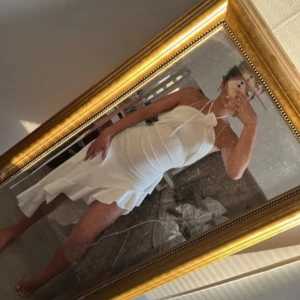 Vitt klänning  - Säljer då jag har gått up i vikt passar inte mig så bra 