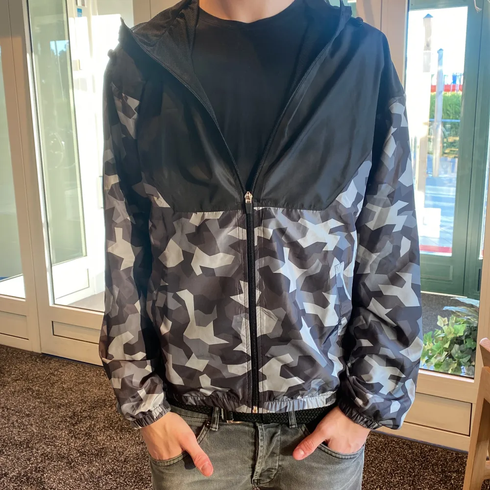 Windbreaker i camo | Storlek: S | Skick: Nyskick | . Takit.