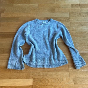 Grå stickad tröja. - Grå stickad tröja från hm. Säljer för att de ibte är min stil. 