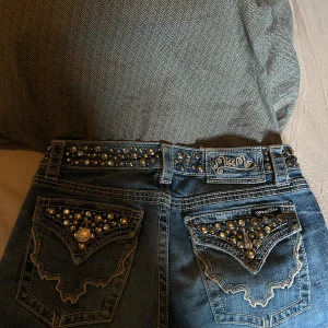 Miss me bootcut jeans - Säljer då ja behöver pengar Strl 28, innerben 79 å midja 38 Aldrig sätt just denna modell innan så ganska ”sällsynta” tror jag  Jättebra skick   Pris kan diskuteras 