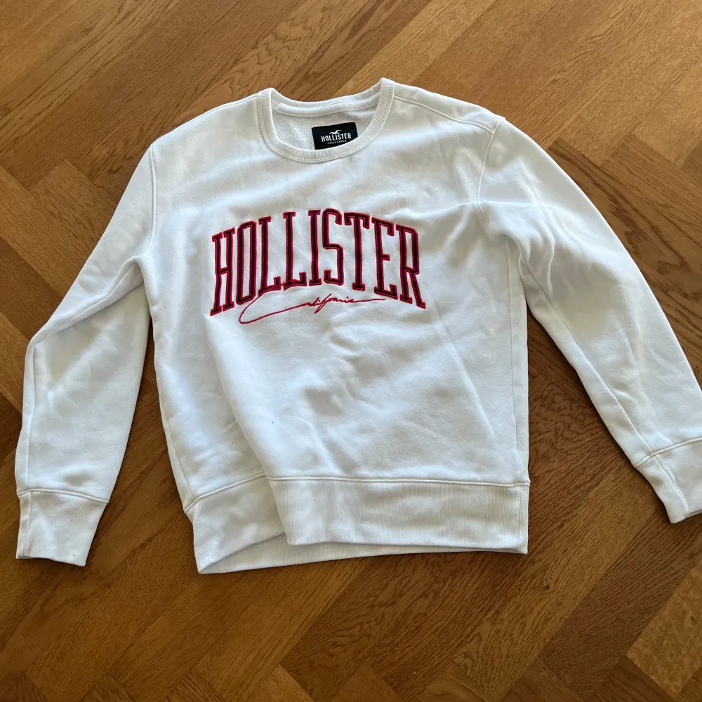 Fet tröja från hollister knappt använd och inga skador på den. Tröjor & Koftor.