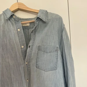 Jeansskjorta - Snygg najs jeansskjorta. Köpt second hand men bra skicka!