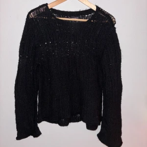 Stickad tröja - As snygg as mysig stickad tröja utsvängda i ärmarna 