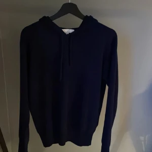 Kashmir hoodie  - Mycket fin Kashmir hoodie från Carmes. Storlek M. Mycket bra skick. Hör av er vid funderingar 