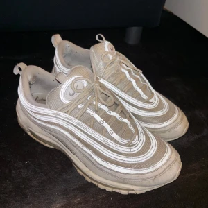 Airmax 97 - As snygga Airmax. Väldigt använda och har fått hål på insidan av skon annars är dom i väldigt bra skick bara att dom är smutsiga, går nog att få riktigt fina om man gör rent dom.