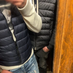 Uniqlo väst  - Tja, säljer denna sjukt feta väst från uniqlo. Säljer pga att den ej kommer till någon användning längre. Skick 9/10. Kan gå ner i pris vid snabbaffär 