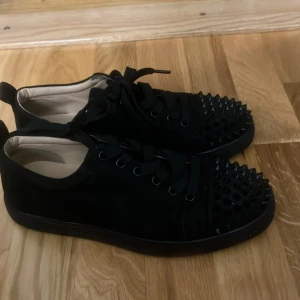 louboutin skor dam, storlek 38 - har använts fler gånger, har haft de flera år, är inte min stil längre, står inte för frakt, SKRIV INNAN DU SKA KÖPA, tack❤️