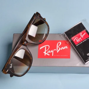 Rayban - Säljer ett par klassiska Ray-ban solglasögon. Modellen högkvalitativa glas som ger optimalt uv skydd. I bra skick, inga repor Nypris ca 1600 kr , [säljes för 899] perfekt för alla tillfällen. foton tagna av fotograf